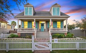 Historic 1871 Coastal Breeze With Heated Pool - Restoring Galveston