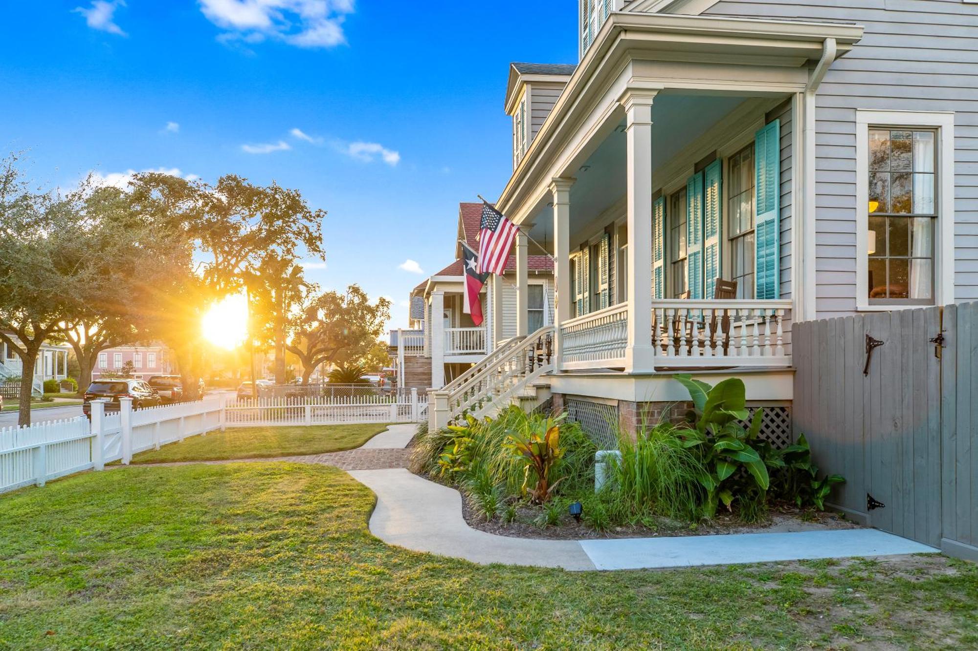 Historic 1871 Coastal Breeze With Heated Pool - Restoring Galveston Villa Exterior photo